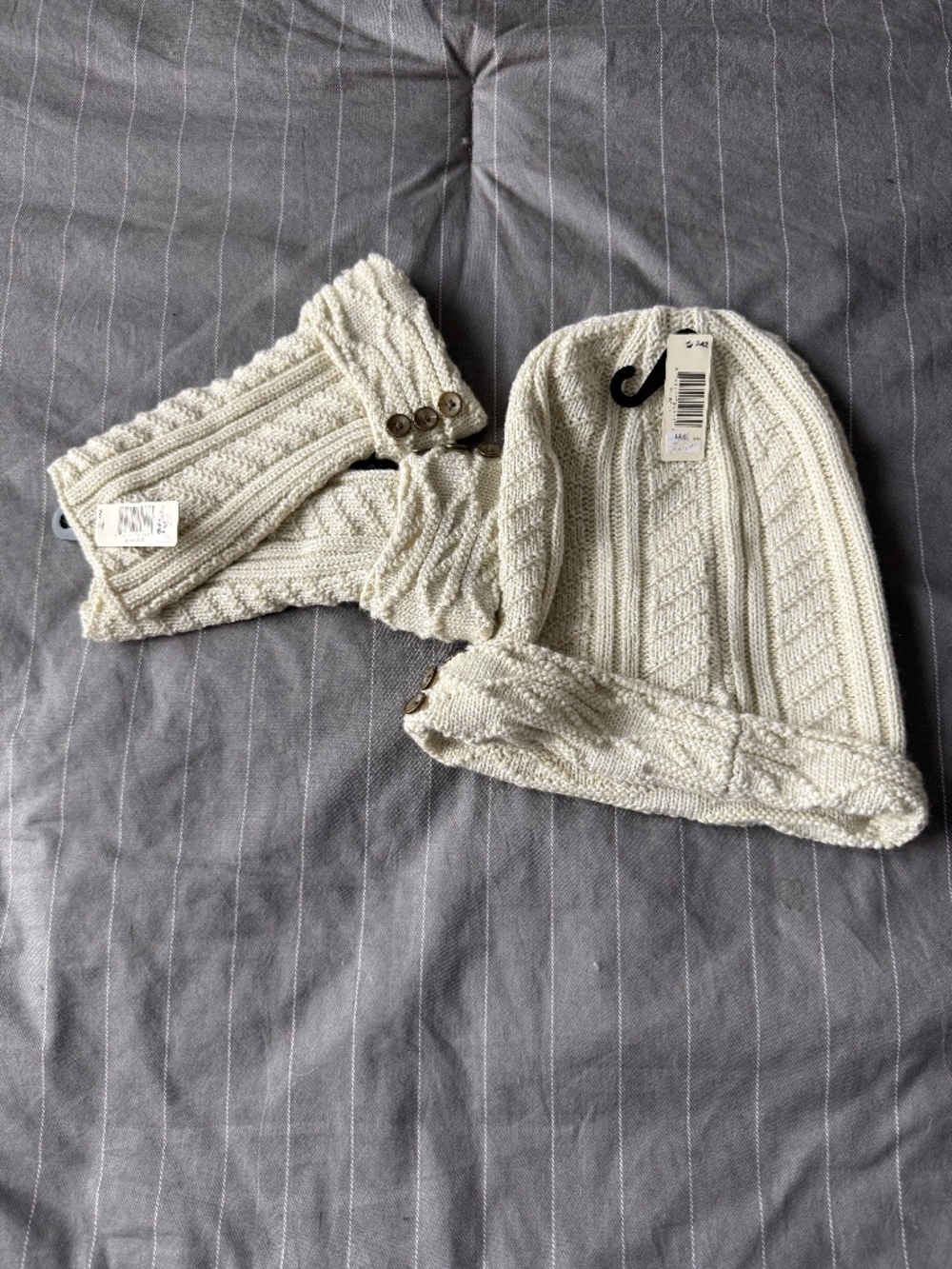 NWT Open finger gloves with matching beanie